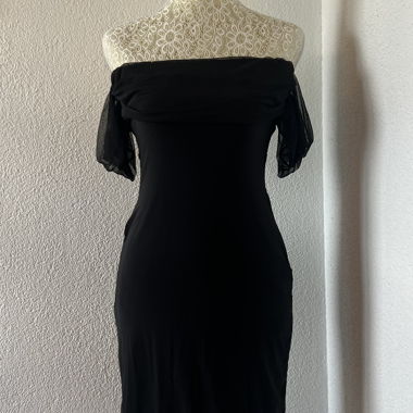 Robe noire décolleté épaules nues
