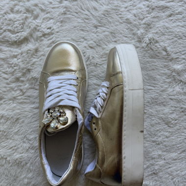 Sneakers dorate con pietra decorativa