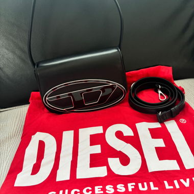Diesel Ikonische Schultertasche aus Spiegel-Leder