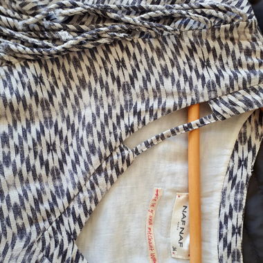 Vestito con motivo geometrico e frange