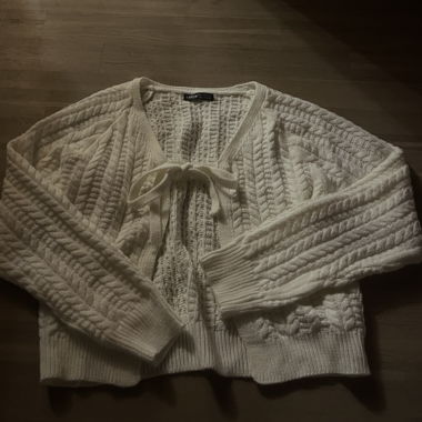 Cardigan bianco da annodare