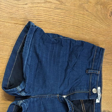 Kurze Jeanshose