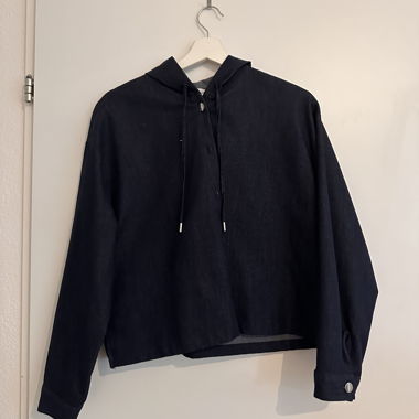 Dunkelblaue Kapuzenjacke