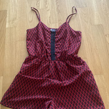 Roter kurzer Jumpsuit
