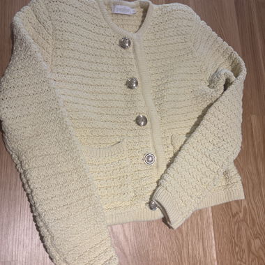 Cardigan en maille jaune beurre