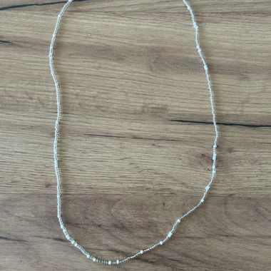 Fascia bianca con perline e/o collana