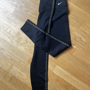 Black Nike sports leggings