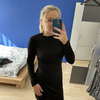 Langärmliges, elastisches Kleid