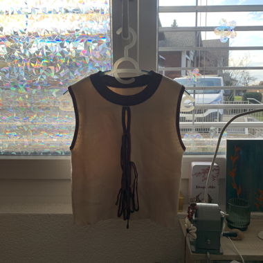 Top senza maniche con laccetti