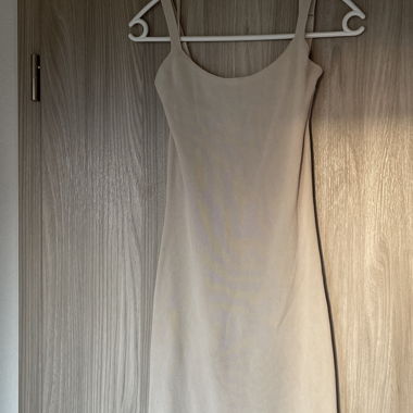 Robe beige avec cardigan