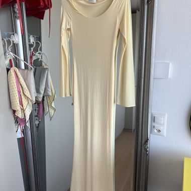 Robe longue jaune beurre de Meshki