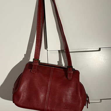 Rote Umhängetasche