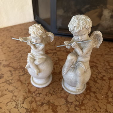 Statues d’ange avec flûte