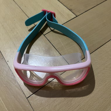 Blaue und rosa Schwimmbrille
