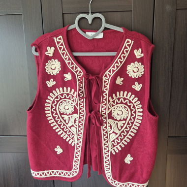 Gilet brodé avec cordon