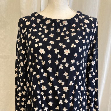 Dunkelblaue Bluse mit Blumenmuster
