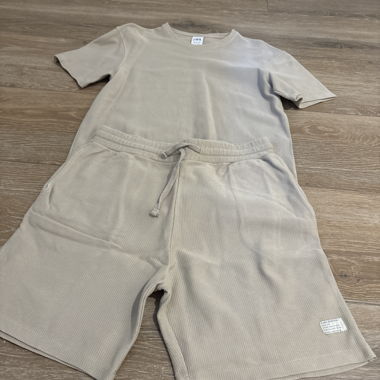 Ensemble t-shirt et short beige
