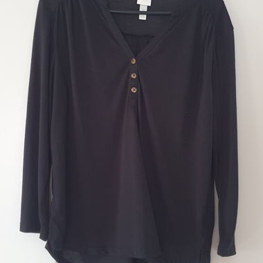 Blouse noire à patte boutonnée