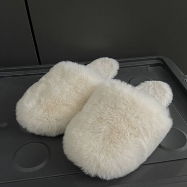 Flauschige Plueschhausschuhe