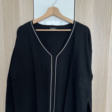 Pull fin noir avec détails argentés