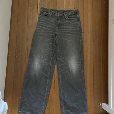 Jeans gris à jambe droite