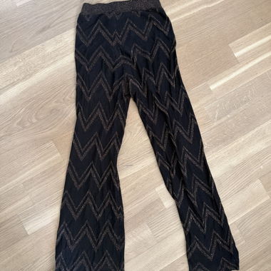 Pantaloni a zampa nera con motivo e glitter