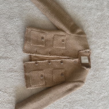 Giacca corta testurizzata stile “Chanel” di Mango