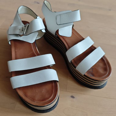 Sandali con plateau e cinturini bianchi