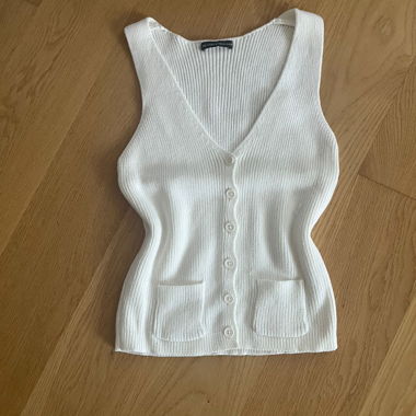 Gilet in maglia bianco con chiusura con bottoni