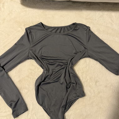 Grau schwarzer Body mit langen Aermeln