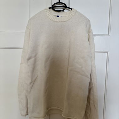 Weisser Strickpullover