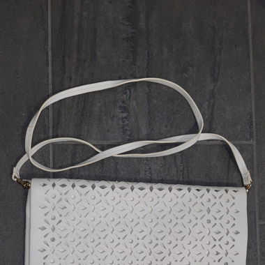 Weisse flache Handtasche