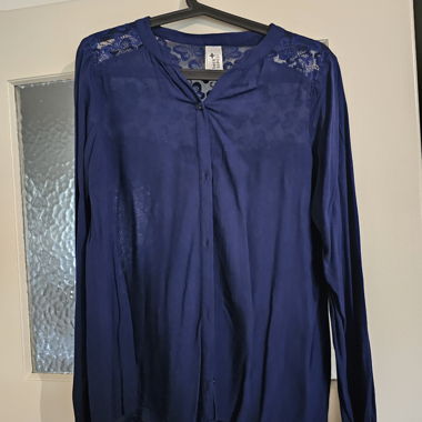 Blusa blu scuro con pizzo sul retro