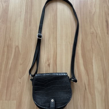 Sac bandoulière noir effet croco
