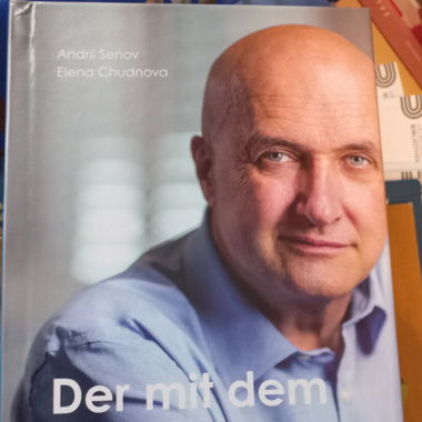 Der mit dem Knochen spricht Buch