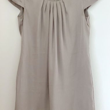 Robe beige satinée mi-longue