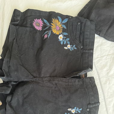 Kurze Hotpants mit Blumenbestickung