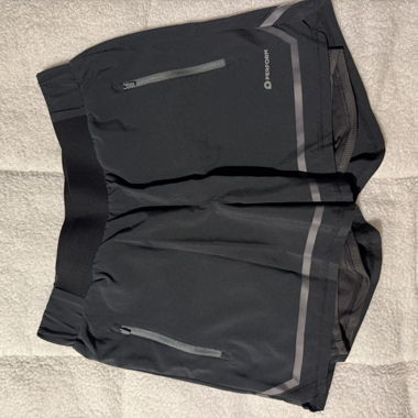 Schwarze Perform Laufshorts