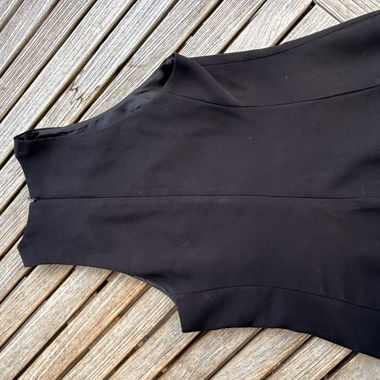 Top da donna nero con zip sul retro
