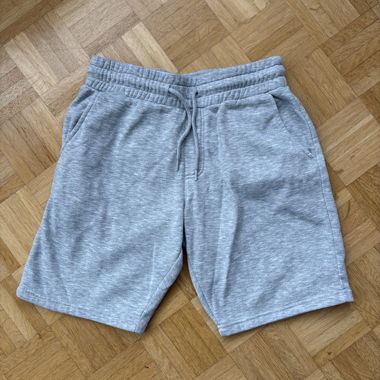 Graue Shorts