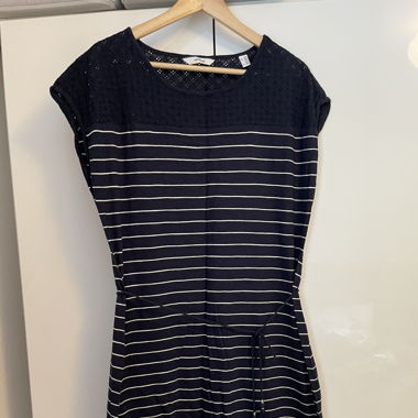 Sommerliches Kleid mit Lochstickerei