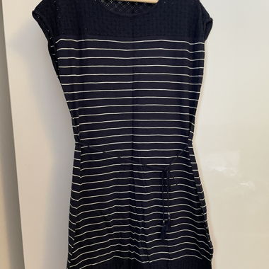 Sommerliches Kleid mit Lochstickerei