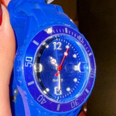 Blaue Quarz-Uhr
