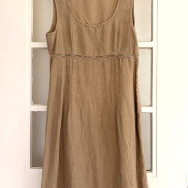 Braunes Leinenkleid mit Spitze