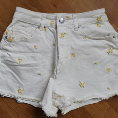 Weisse Blumen-Jeans-Shorts
