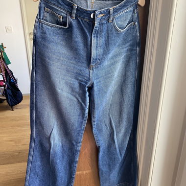 Jeans en denim ample. Pantalon évasé