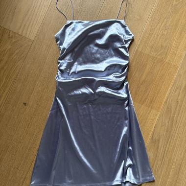Robe satinée de fête 