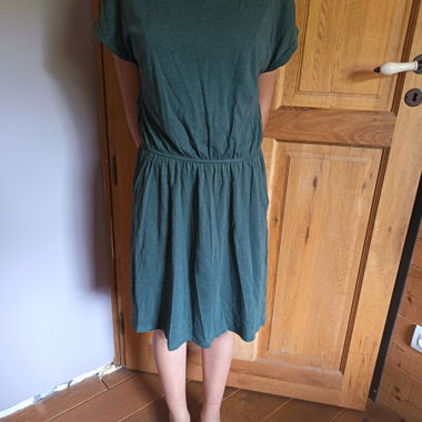 Green dress with short sleeves
