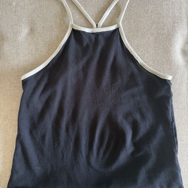 Top nero con scollo a spalla scoperta