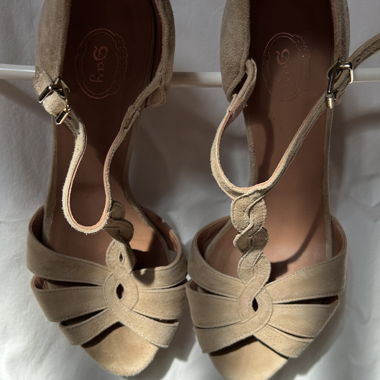 Wedding Season ! Beige suede (midi) T-strap heels